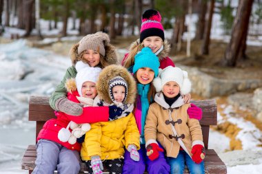 Genç kız tezgah oturma grubu