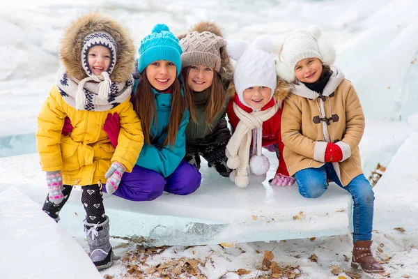 Groupe de jeunes filles assises au bloc de glace — Photo