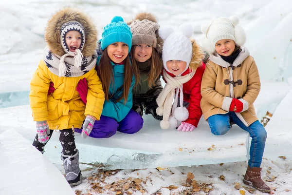 Groupe de jeunes filles assises au bloc de glace — Photo