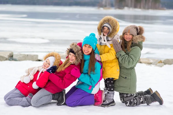 Grupp unga flickor på den frusna sjön — Stockfoto