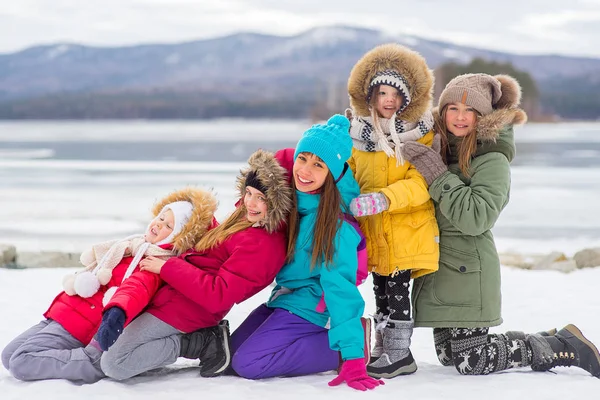 Grupp unga flickor på den frusna sjön — Stockfoto
