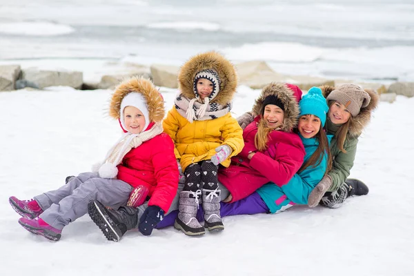 Група молодих дівчат на замерзлому озері — стокове фото