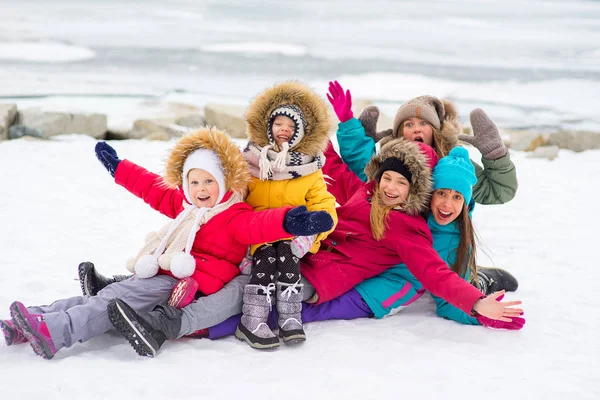 Groupe de jeunes filles sur le lac gelé — Photo