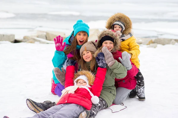 Groep van jonge meisjes op het bevroren meer — Stockfoto