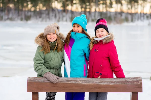 Groupe de jeunes filles assises sur le banc — Photo