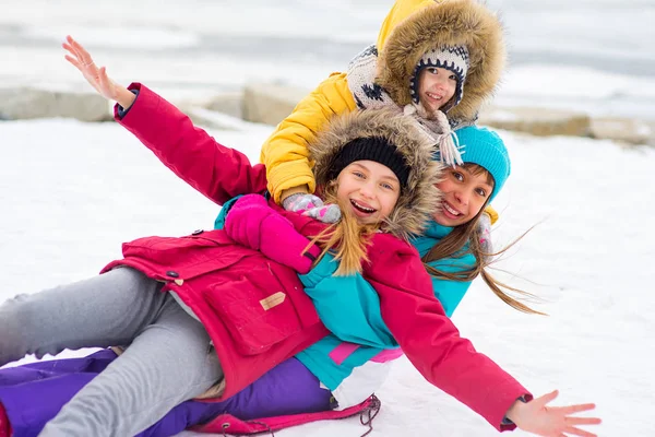 Groupe de jeunes filles sur le lac gelé — Photo