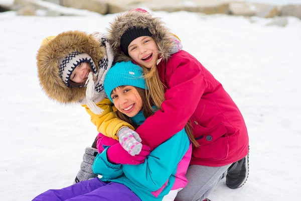 Groupe de jeunes filles sur le lac gelé — Photo