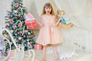 Sevimli sarışın kız tutun Noel hediyeleri