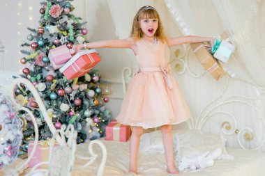 Sevimli sarışın kız tutun Noel hediyeleri