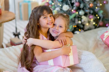 İki genç kız birbirlerine hediyeler vermek