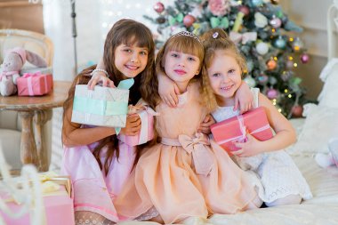 Noel hediyeleri üç genç mutlu kız