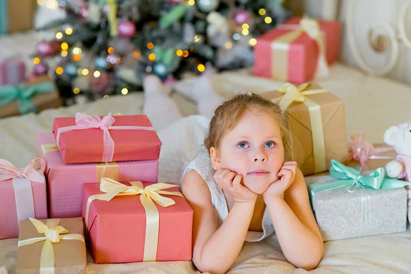 Chica rubia feliz con regalos de Navidad — Foto de Stock