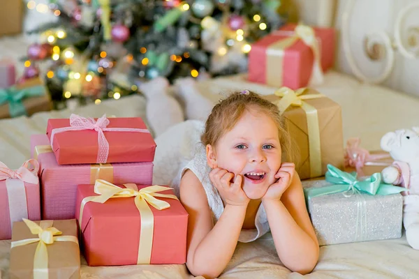 Chica rubia feliz con regalos de Navidad — Foto de Stock