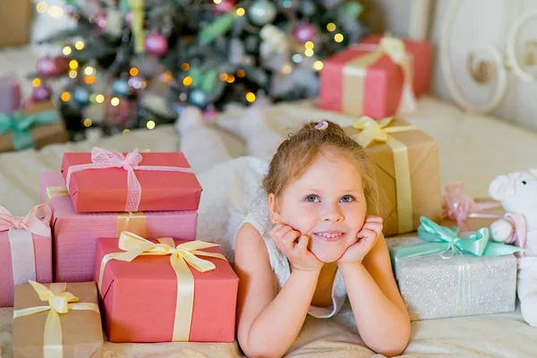 Gelukkig blond meisje met giften van Kerstmis — Stockfoto