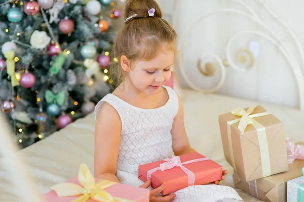 Chica rubia feliz con regalos de Navidad — Foto de Stock