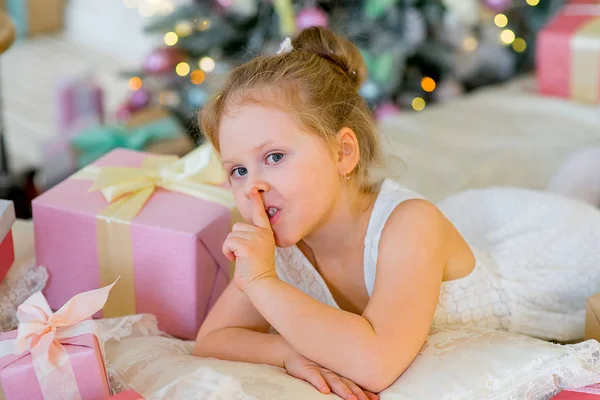 Chica rubia feliz con regalos de Navidad — Foto de Stock