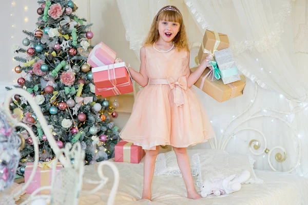 Sevimli sarışın kız tutun Noel hediyeleri