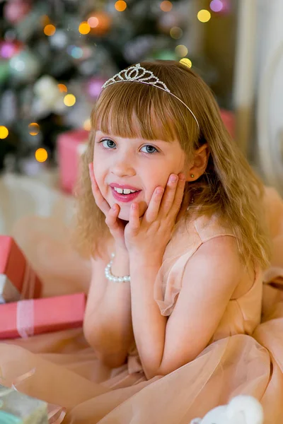 Menina loira adorável com presentes de Natal — Fotografia de Stock