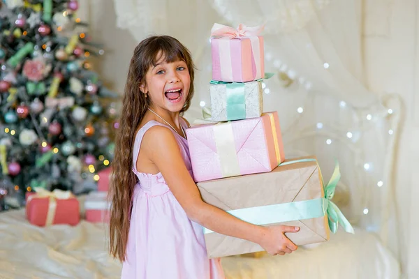 Adorable chica rubia con regalos de Navidad —  Fotos de Stock