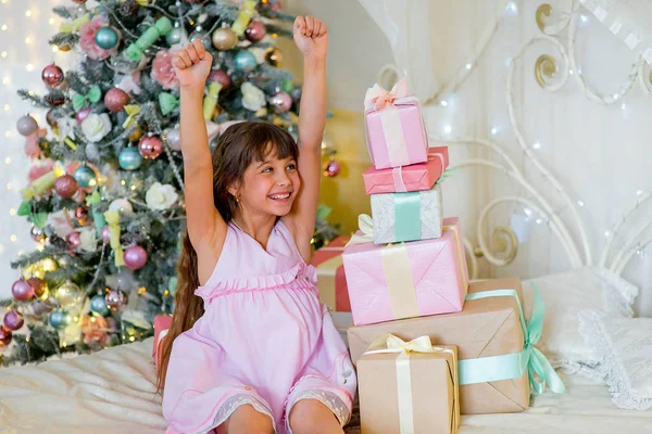 Adorable chica rubia con regalos de Navidad — Foto de Stock