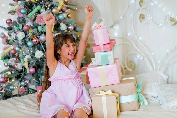 Adorable chica rubia con regalos de Navidad — Foto de Stock