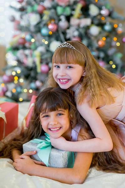 Dwie urocze dziewczyny z prezenty świąteczne — Zdjęcie stockowe