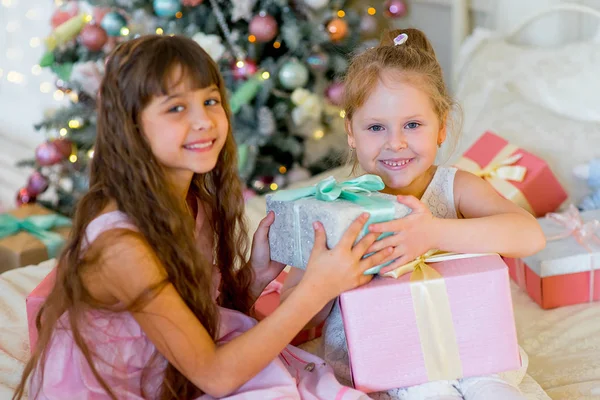 İki genç kız birbirlerine hediyeler vermek