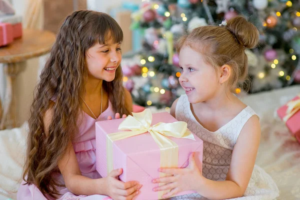 İki genç kız birbirlerine hediyeler vermek