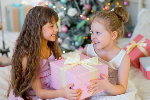 İki genç kız birbirlerine hediyeler vermek