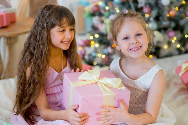 İki genç kız birbirlerine hediyeler vermek