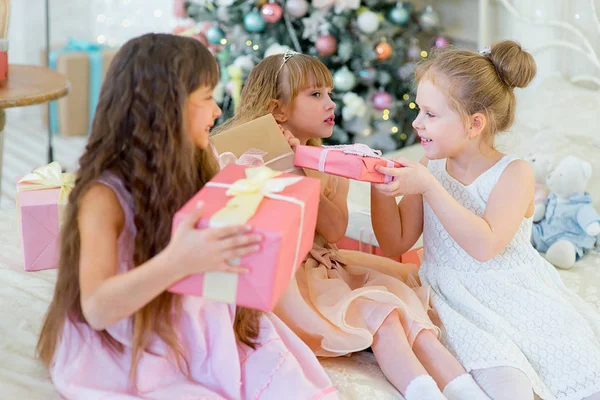 Tre unga glada tjejer med julklappar — Stockfoto
