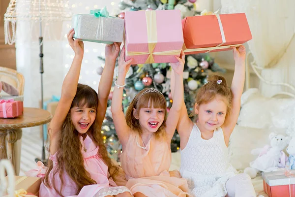Троє молодих щасливих дівчат з різдвяними подарунками — стокове фото