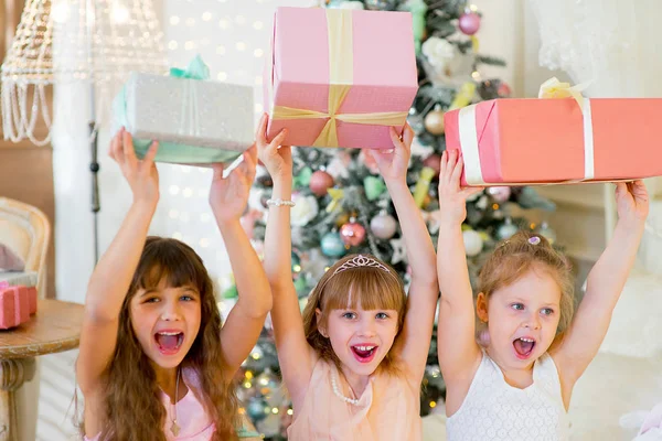 Noel hediyeleri üç genç mutlu kız