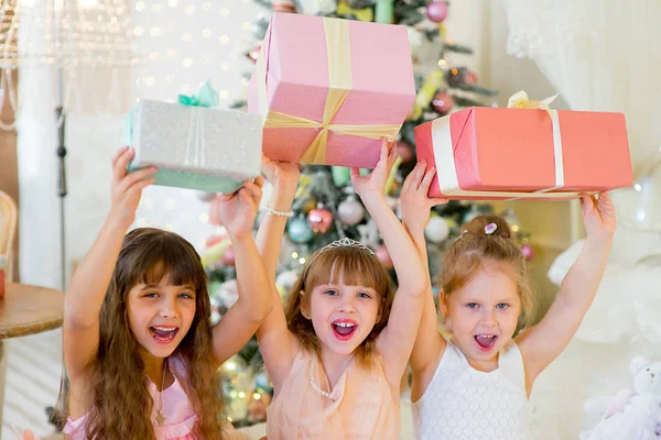 Noel hediyeleri üç genç mutlu kız