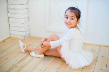 Genç balet ders için hazırlanıyor