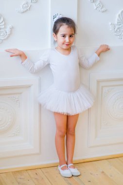 Genç balet duvara yakın duruyor