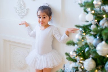 Noel ağacının yanında duran genç balet