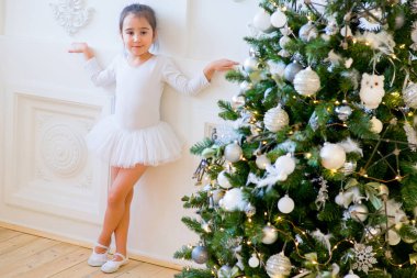 Noel ağacının yanında duran genç balet