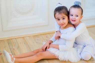 İki genç bale dansçıları sarılmak