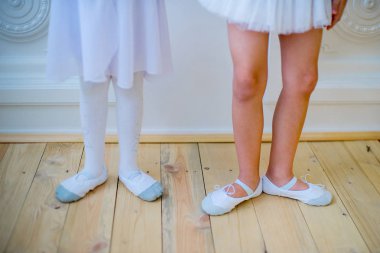 İki genç bale dansçıları ders öğrenme