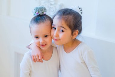 İki genç bale dansçıları sarılmak