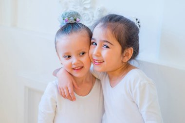 İki genç bale dansçıları sarılmak