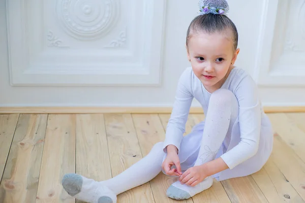 Joven bailarina de ballet preparándose para la lección —  Fotos de Stock