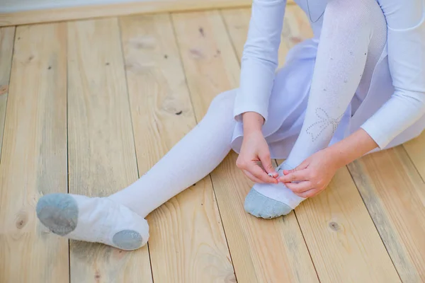 Joven bailarina de ballet preparándose para la lección —  Fotos de Stock