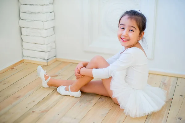 Young ballet dancer preparing for lesson — Stock Photo, Image