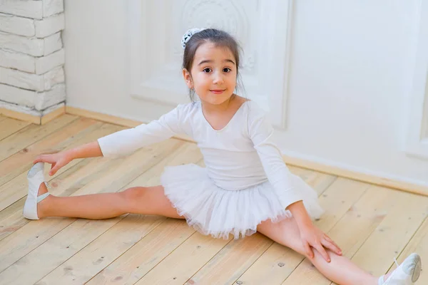 Joven bailarina de ballet preparándose para la lección —  Fotos de Stock