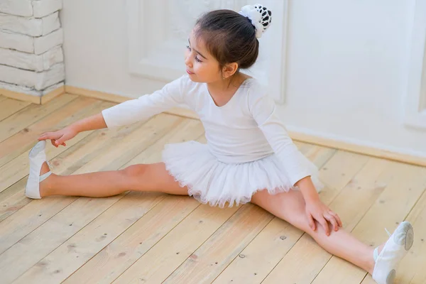 Joven bailarina de ballet preparándose para la lección —  Fotos de Stock