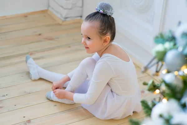 Joven bailarina de ballet preparándose para la lección —  Fotos de Stock