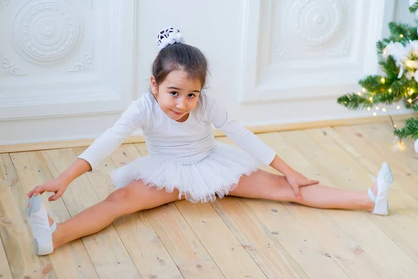 Junge Balletttänzerin bereitet sich auf Unterricht vor — Stockfoto