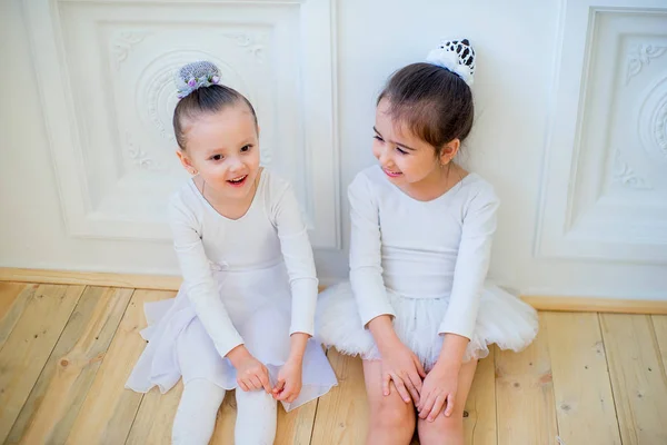Dos jóvenes bailarines de ballet hablando entre sí —  Fotos de Stock